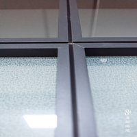 Cloison modulaire en verre transparente haut de gamme et moderne avec caractéristiques ignifuges et d'absorption acoustique pour les espaces de bureaux commerciaux