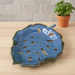 Assiette de service en céramique en forme de feuille bleue, design moderne fait main pour la décoration de table - Product Image 1