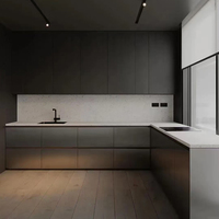 Cuisine moderne de luxe en bois foncé avec îlot, plan de travail en marbre et étagères ouvertes