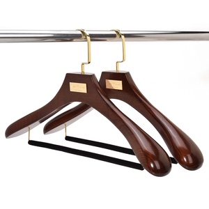 Plaque de logo personnalisé de luxe Cintres de costume en <span class=keywords><strong>bois</strong></span> à épaule <span class=keywords><strong>large</strong></span> marron antique avec or - Product Image 1