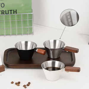 Taza Medidora de Acero Inoxidable para Espresso con Asa de Madera, Boquilla en V de Boca Ancha y Escala Graduada para Bebidas de Barista y Latte - Product Image 2