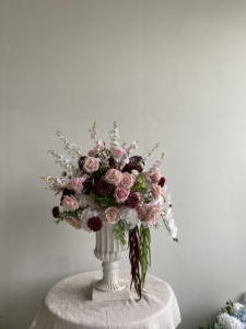 Composizioni floreali pendenti rosa nude e bordeaux per corridoio, con amaranto, anthurium, calla di riso, per centrotavola rossi - Product Image 4