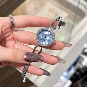Reloj de Pulsera de Cuarzo para Mujer con Cristales Plateados, Esfera de Nácar y Bisel Completo de Diamantes de Imitación, Brazalete de Eslabones Único - Product Image 1