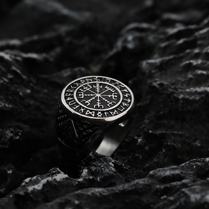 Anillo de hombre de acero inoxidable estilo vikingo nórdico y único con diseño de brújula rúnica, joyería de estilo hip hop, regalo. - Product Image 4