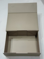 Boîte d'emballage en carton rigide pliable personnalisée avec estampage doré et impression UV du logo pour vêtements, t-shirts, sous-vêtements, chaussures