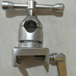 Dispositivo de Fijación para Soporte de Piernas en Mesa de Operaciones, Estilo Universal, Manual, para Uso Hospitalario, Fijador 01 - Product Image 1