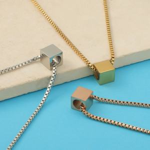 Nouveauté 2024 : Collier pendentif cube en acier inoxydable poli miroir, anti-ternissement, plaqué or, style chaînes tendance, vente en gros - Product Image 4