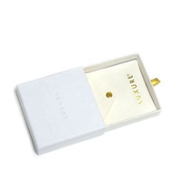 Boîte à bijoux en carton blanc avec logo personnalisé en relief et pochette à bouton en PU