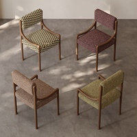 Chaise de salle à manger en bois de frêne de design français avec siège rembourré en lin ergonomique pour la maison et l'hôtellerie