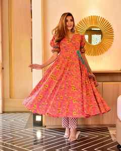 Trajes Anarkali Naranja con Estampado Floral de Alta Calidad, Conjunto de 2 Piezas a Precio de Mayoreo con Personalización Disponible para Tallas Grandes - Product Image 3
