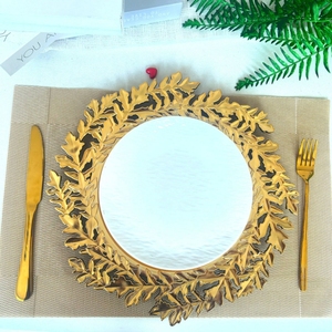 Plato de Presentación de Plástico Dorado de 13 Pulgadas con Diseño de Hojas Caladas, Ecológico y de Lujo, CRONY YCY36, para Bodas y Fiestas - Product Image 3