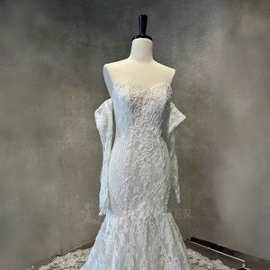 Robe de mariée sirène moderne Nt11 en dentelle sans bretelles avec manches longues, traîne chapelle et appliques pour la mariée - Product Image 3