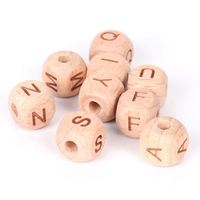 Personnalisé 10MM 12MM Laser Gravé Dés Bois Couleur Hêtre Carré Cube En Bois Anglais Alphabet Lettre Perles Avec Trou