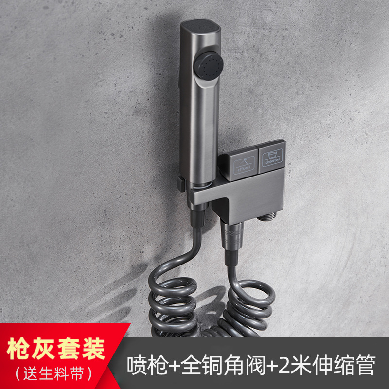 A (Costume gris bronze)