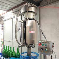 Machine automatique de pressage de capsules couronne pour bouteilles en verre de bière