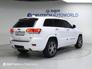 Jeep Cherokee 2.4 Gasolina Automático SUV AWD FWD, Vehículo Confiable de Bajo Mantenimiento, Listo para Exportación al Mercado de Oriente Medio y África - Product Image 5
