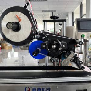 Machines d'étiquetage auto-adhésives supérieures et inférieures de pastilles de <span class=keywords><strong>gorge</strong></span> de bouteille carrée - Product Image 4