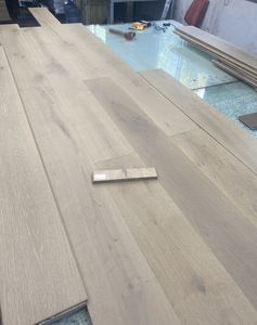 Parquet en bois d'ingénierie en chêne européen naturel, finition laque UV, système de pose à clipser 190 mm, qualité ABCD, pour villas élégantes en intérieur - Product Image 2