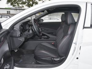 Berline compacte d'occasion à essence, transmission automatique, faible kilométrage, conduite à gauche, véhicule familial d'occasion pour importateurs automobiles mondiaux - Product Image 3