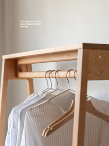 Perchero de pie minimalista japonés de roble macizo rojo para dormitorio - Product Image 6