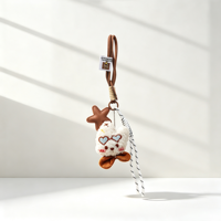 Porte-clés Ours en Peluche Brodé Doux avec Pendentif Écharpe Rouge, Accessoire de Sac Animalier Tendance, Longue Sangle pour Clés de Voiture Femme