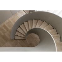 Escalier intérieur sur mesure pour villas avec marches en bois et options de formes multiples