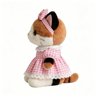 Boneka kucing calico lucu berbahan plush dengan pita dan renda motif gingham, gaun gingham, boneka kucing plush lembut yang bisa dipeluk