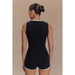 Ensemble tricoté personnalisé 2026 pour femme : haut sans manches et short avec boutons, tenue respirante deux pièces pour les vacances - Product Image 2