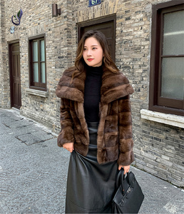 Approvisionnement en gros d'usine personnalisé femmes hiver mode véritable <span class=keywords><strong>manteau</strong></span> de <span class=keywords><strong>fourrure</strong></span> de <span class=keywords><strong>vison</strong></span> naturel pour les femmes - Product Image 2
