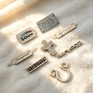 Étiquette métallique gravée personnalisée avec logo de marque à coudre, accessoire de quincaillerie métallique pour vêtements, maillots de bain et confection, vente en gros - Product Image 3