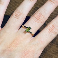 Anillo de Compromiso para Mujer con Diseño Rectangular Moderno, Corte Esmeralda, Oro Amarillo de la Mejor Calidad Española, Piedra de Peridoto Oscuro y Circonita, Ideal para Fiestas