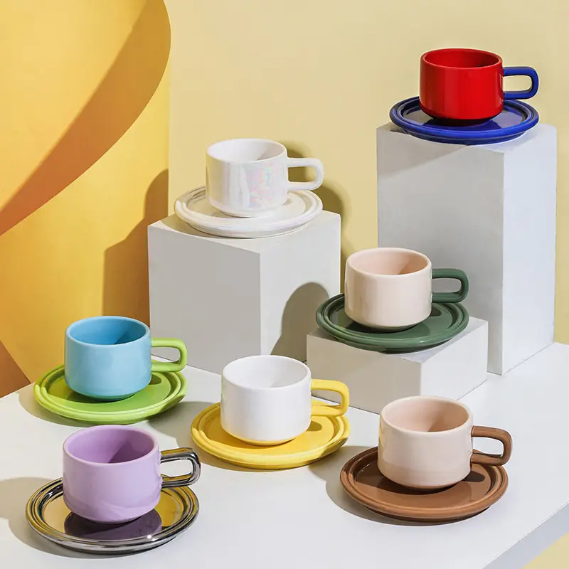 2024 yeni ürün Ins tarzı kontrast renkli seramik kahve fincanı u-şekilli kolu çiftler için kupa yuvarlak daire ile