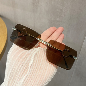 Lunettes de soleil carrées à garniture de boîte tendance pour hommes et femmes Lunettes de photo à la mode en métal blanc vert de haute qualité Cadres de style anneau Plage - Product Image 1