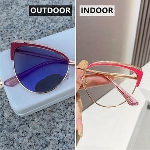 Charnière à ressort photochromique anti-lumière bleue or métal oeil de chat sourcil <span class=keywords><strong>rouge</strong></span> <span class=keywords><strong>lunette</strong></span> photogray antireflet femmes <span class=keywords><strong>monture</strong></span> de lunettes optiques - Product Image 2