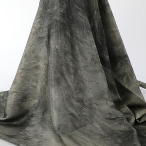 Venta al por mayor Retro Color oscuro 100% poliéster satén crepé Tie Dye tela cómoda cálida ligera para niños y niñas - Product Image 5