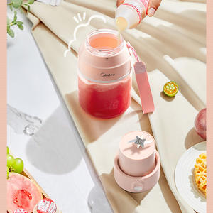 Mini Licuadora Portátil Midea, Licuadora Eléctrica de Frutas con Doble Tapa, Color Rosa, Recargable, para Uso Doméstico - Product Image 5
