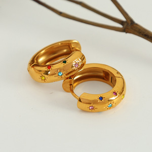 Boucles d'oreilles créoles dorées à motif étoile sertie de diamants, bijoux de soirée pour femme - Product Image 2