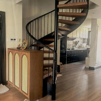 Escalier en colimaçon en bois de luxe, balustrade circulaire élégante et décorative, plateforme contemporaine pour résidentiel – Fournisseur