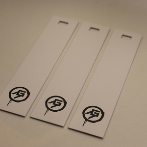 بطاقة قائمة الملابس عالية الجودة مخصصة بتصميم أنيق وشعار OWENIDEA، مطبوعة بالشاشة الحريرية على ورق صديق للبيئة - Product Image 4