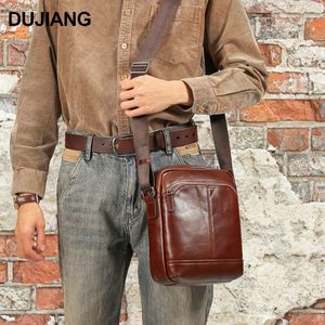 กระเป๋าหนังแท้สะพายข้างผู้ชาย Dujiang สีน้ำตาล ทนทาน ใช้ได้ทุกวัน กระเป๋าสะพายไหล่แนวตั้ง สไตล์คลาสสิก เหมาะสำหรับการเดินทางและใช้งานทั่วไป - Product Image 3
