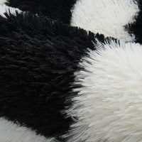 Tapis pour salon : Tapis à carreaux noir et blanc, moelleux, à poils longs ; Tapis doux et shaggy.