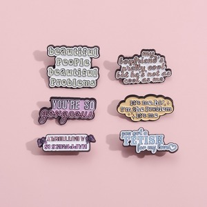Broches amusantes, imperméables et tendance en alliage poli, badges alphabet anglais, épingles à messages courts, colorées et originales pour sacs à dos - Product Image 5