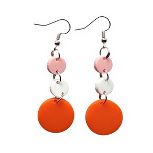 Boucles d'oreilles élégantes en résine faites à la main pour femmes, boucles d'oreilles légères et stylées avec des motifs colorés et un design moderne - Product Image 1