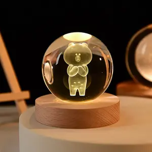 كرة كريستالية زجاجية محفورة بالليزر ثلاثية الأبعاد واضحة مخصصة بسعر الجملة من مصنع Pujiang مع قاعدة خشبية بإضاءة LED