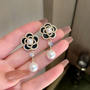 Camellia Luxury Designer Jewelry Collection Boucles d'oreilles pendantes en acier inoxydable avec strass et perles de fleurs Dernier <span class=keywords><strong>catalogue</strong></span> - Product Image 2