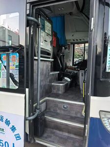 二手豪华长途客车宇通6122 欧五 50座 柴油手动变速箱 欧五排放标准 - Product Image 4