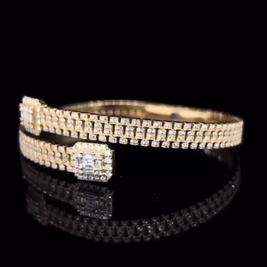 Elegante Brazalete Cubano en Plata de Ley 925 con Moissanita de Corte Redondo Brillante para Amantes de la Moda Contemporánea - Product Image 2