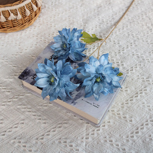 Arreglo Floral de Tres Cabezas de Dalias Artificiales, Estilo Pintura al Óleo Clásica, para Decoración Suave de Salones de Boda y Hogar, Flores de Seda - Product Image 6