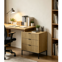 Commode moderne en chêne clair à 3 tiroirs, façade de tiroir cannelée, poignées et pieds en métal noir, commode de rangement en bois