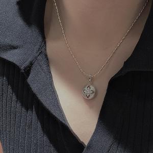 เวนชี เอส 925 จี้ดอกไม้เล็กๆ ทำจากเงินแท้ ดีไซน์ฝรั่งเศสยุคกลางสุดหรูหรา สไตล์เรียบง่ายทันสมัย ลวดลายแกะสลักแบบโปร่ง ผลิตในจีน - Product Image 3